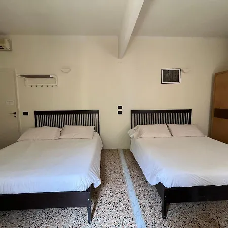 招待所 Lorena 韦内雷港